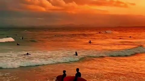 The beautiful seaside sunset and sunset glow, of course, should be watched with your loved ones!