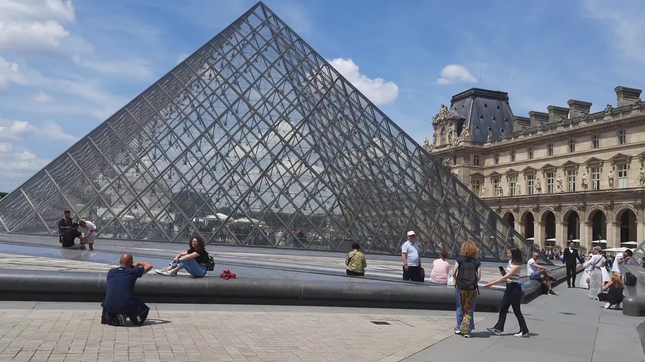 🎨 Mesmerizing Timelapse of The Louvre: A Journey Through Art and History! 🏛️🌟