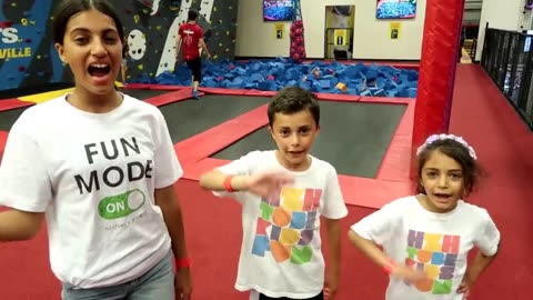 TRAMPOLINE PARK CHALLENGE! Family Fun video