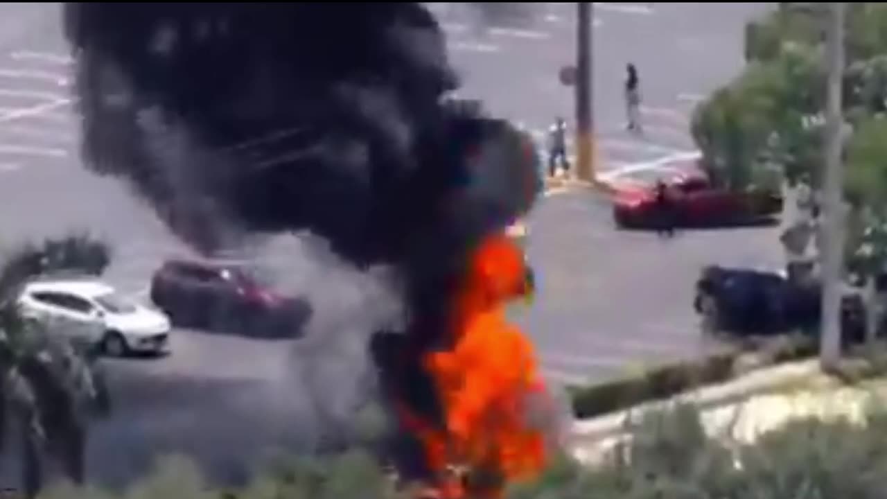 Airplane banner crashes on a street in Hollywood, Florida. The pilot of the aircraft died.