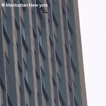 Barricaded suspect threatening to jump from high-rise building 📌#Manhattan | #NewYork