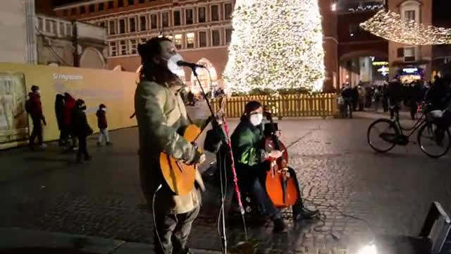 Artisti di strada durante la pandemia: concerto con mascherina - Bocca di Rosa cover