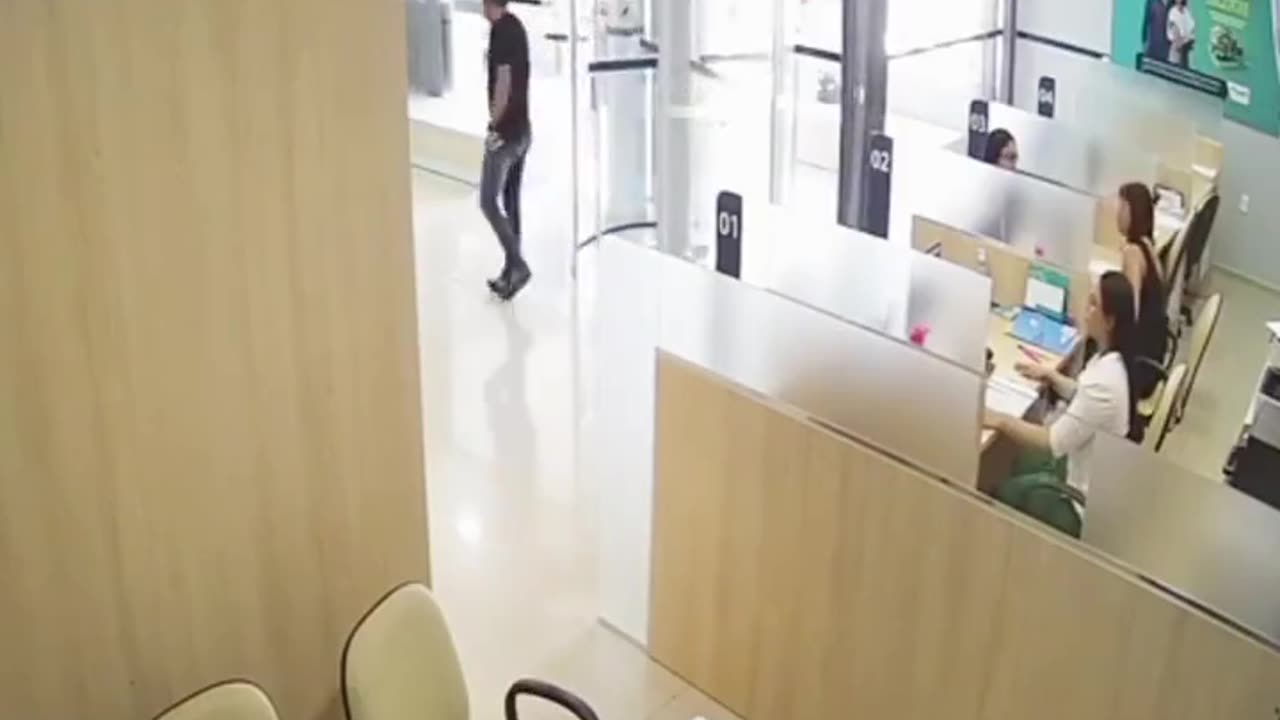 Criminals Disguised as Police Officers Robs a Bank in Brazil