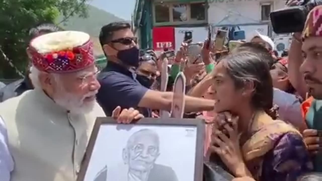 PM Modi stops his car to accept the painting by a girl in Shimla