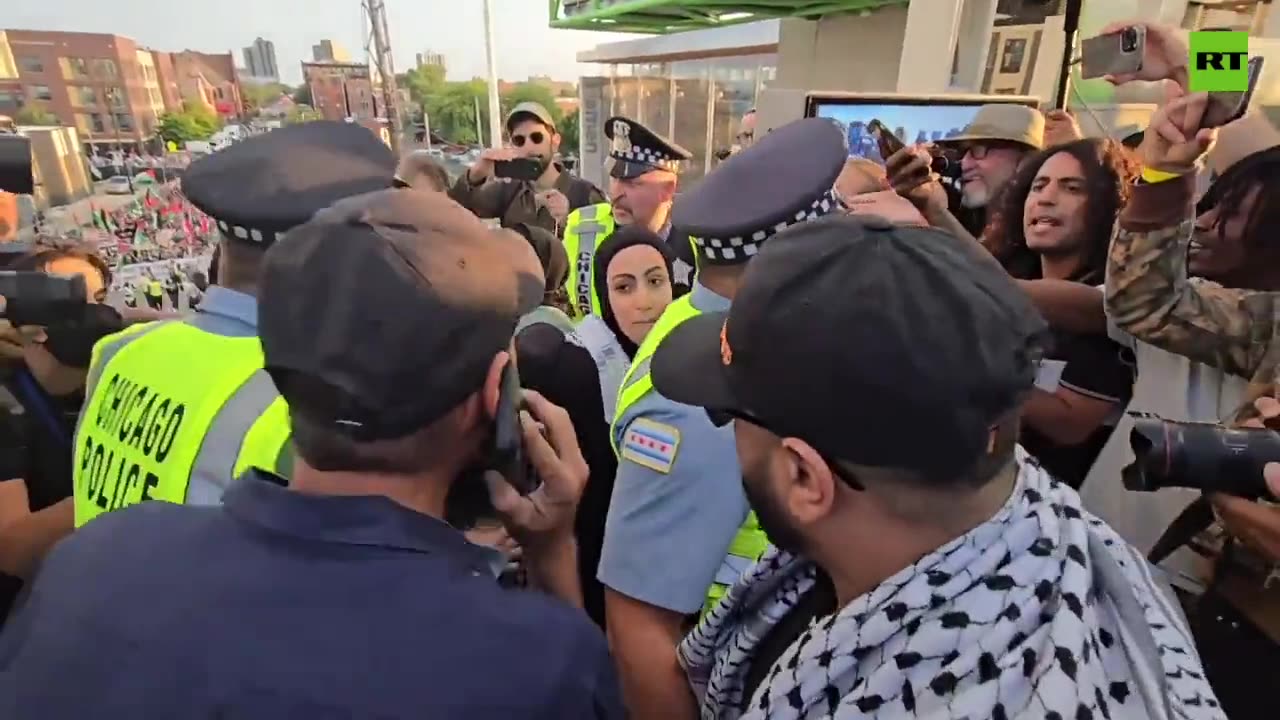 Thousands demanding Gaza ceasefire still protesting in Chicago.. (DNC)