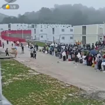 Enorme folla in arrivo in autobus verso un campo di isolamento