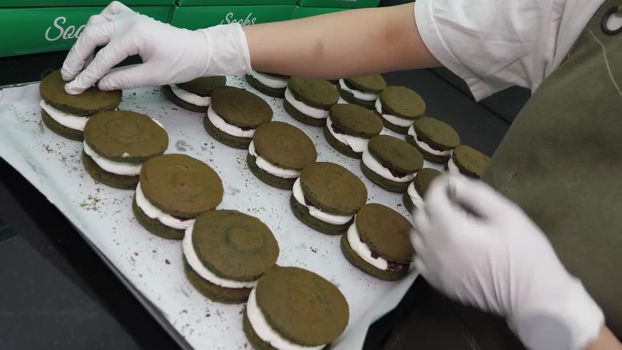 Korean Legendary Snack Making Process! Vegetable Choco Pie - Korean Dessert