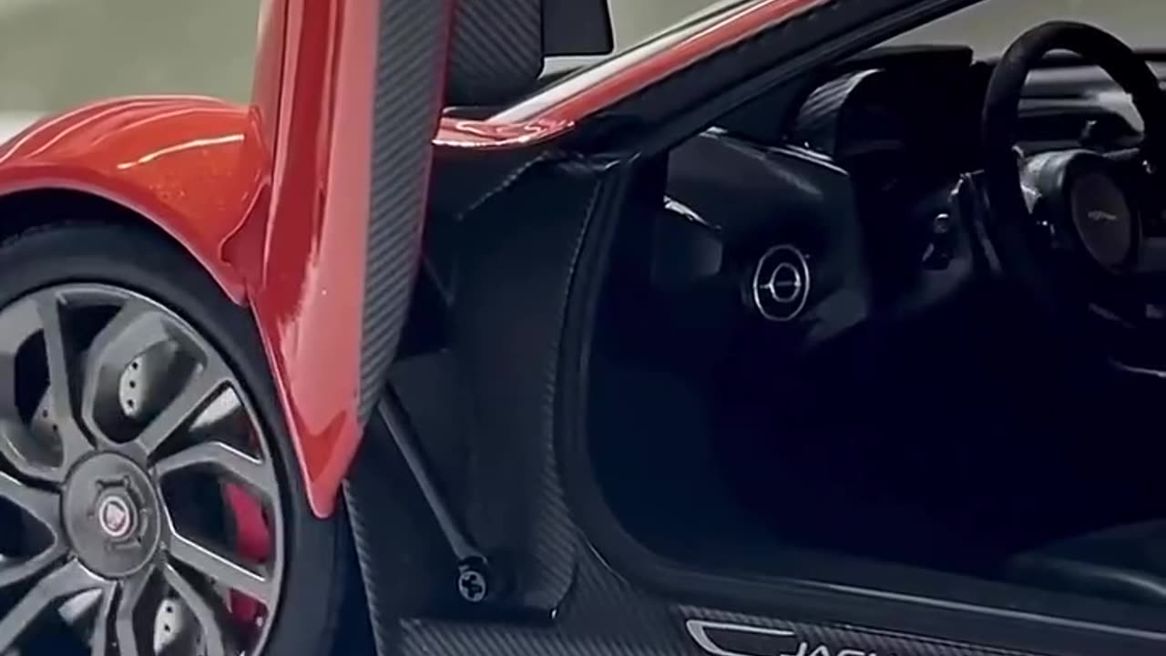 Unboxing this 1:18 Jaguar C-X75