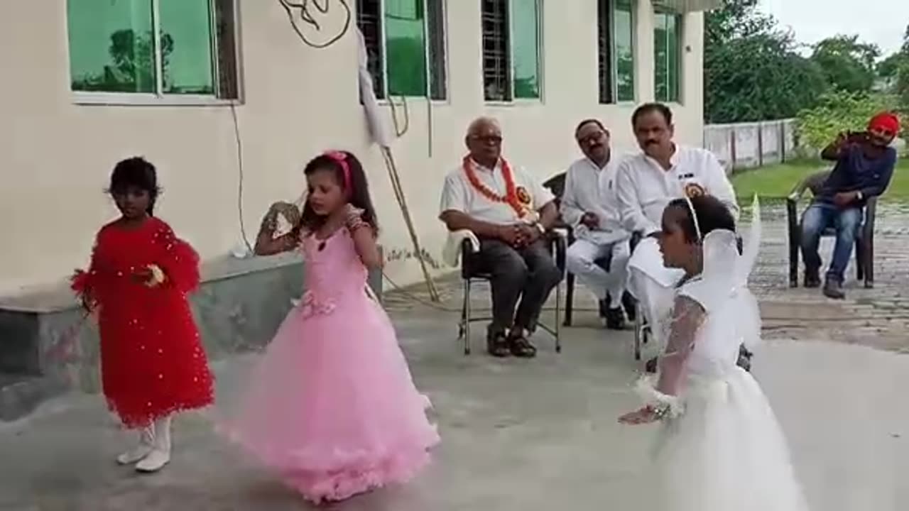 Indian gute girls dancing