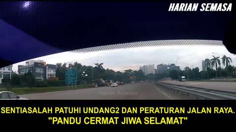 "Berkepuk asap.." Nissan Navara selamba rempuh palang tol