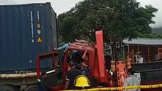 Conductor quedó aprisionado dentro de vehículo pesado tras accidente