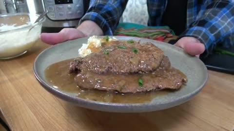 Cube Steak, Mashed Potatoes, and Brown Gravy Instant Pot Recipe