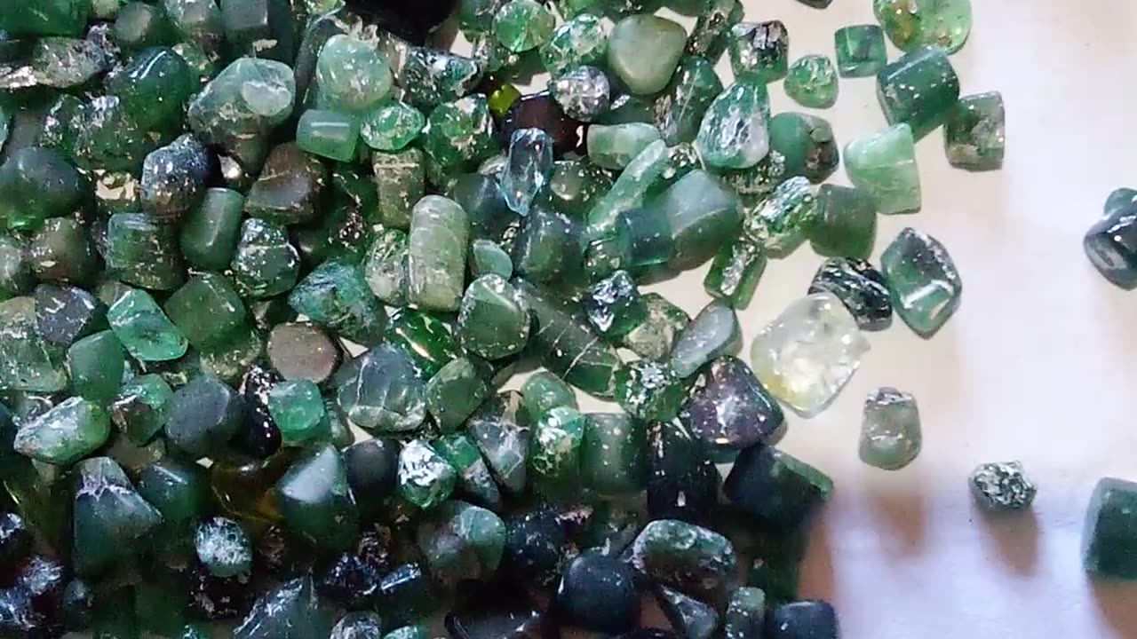 Turmanina lote rolada com diversas pessas com esmeraldas junto com 327gm