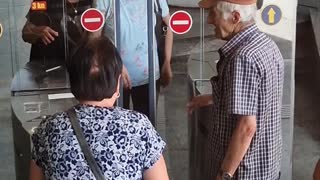 Elderly Man Helps Women Bypass System and Keeps the Money