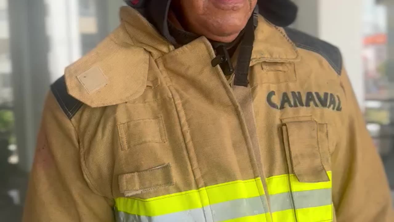 Bomberos sobre incendio en Bocagrande