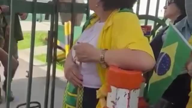 Criança entregando flor para militar - manifestações eleições brasileiras