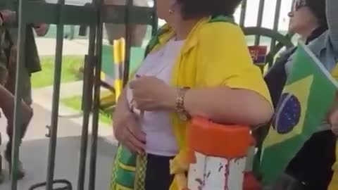 Criança entregando flor para militar - manifestações eleições brasileiras