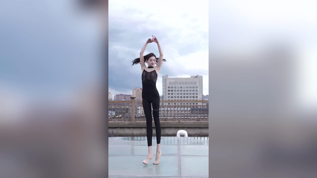 The beautiful girl is dancing, performing Chinese dance