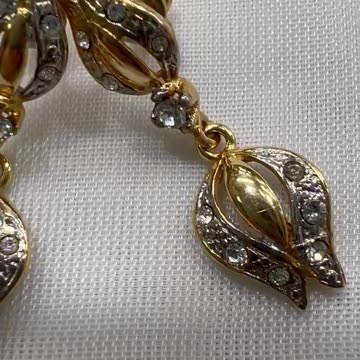 18KGP Gold Tone Post Earrings. Made with Swarovski Crystals. Party. Events.