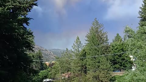 West kelowna forest fire now state of emergency as fire spreads 68 homes evacuated