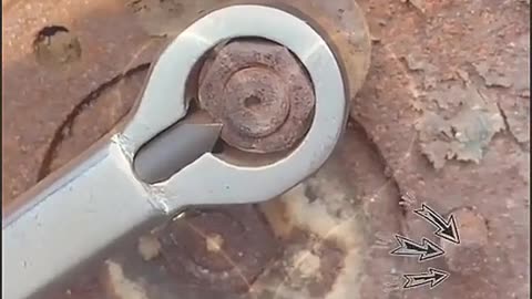 Quick disassembly of rusty nut breaker cap