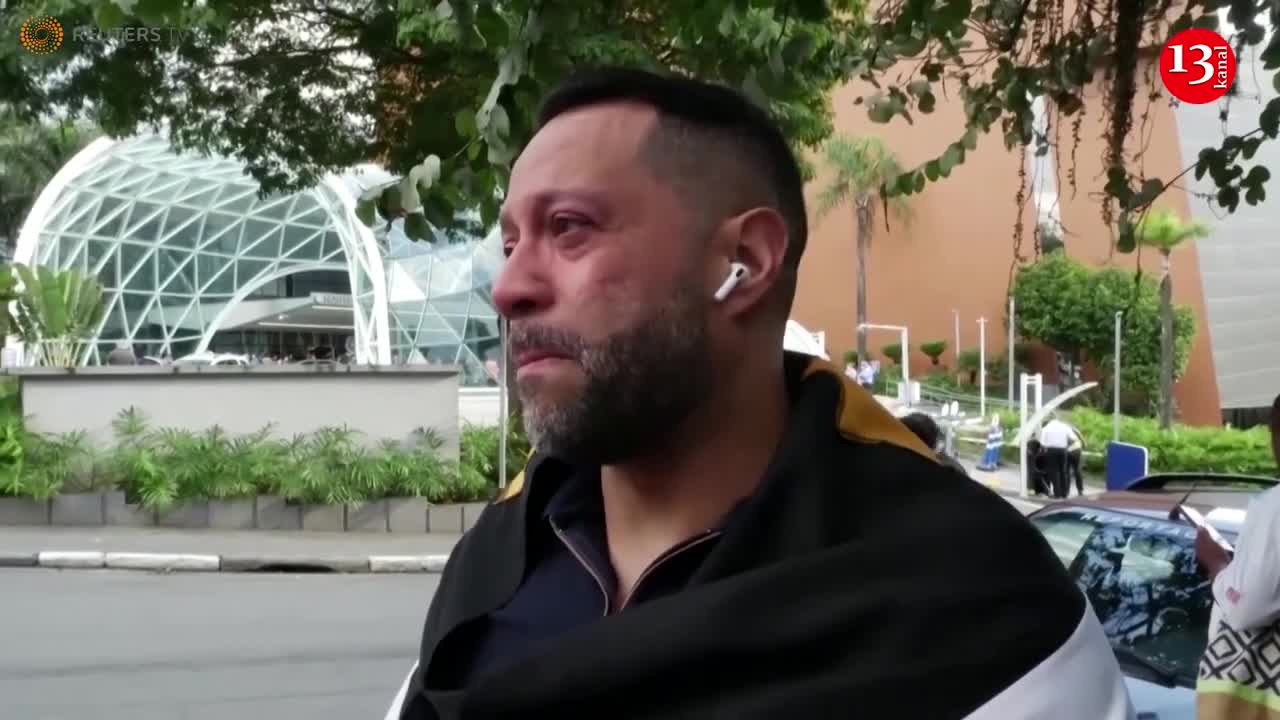 Fans mourn outside hospital where soccer legend Pele died