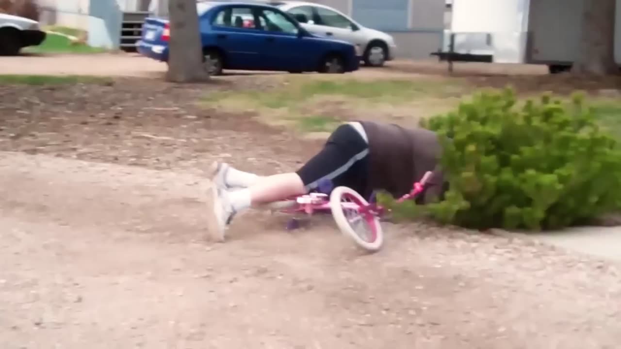 Enourmous Guy FAILS A Stunt On A Tiny Bike