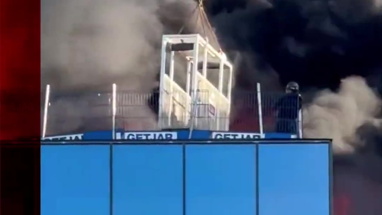 A crane rescues a worker from a roof close to a burning building in Reading, UK. #Shorts #BBCNews