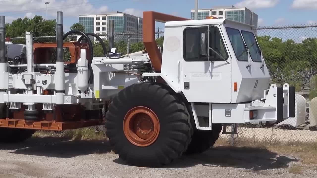 This massive truck makes artificial earthquakes