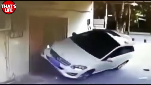 Funny WOMEN FAIL IN TRAFFIC - 💋 Women Drivers NO Skill | Funny Fails best of 2024 👠