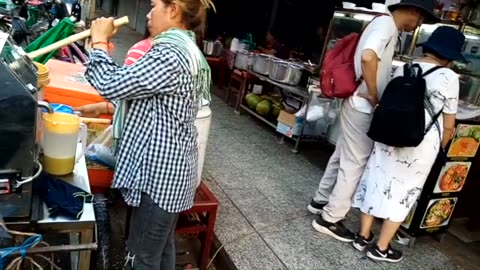 My Southeast Asia Life - Look at how they make Sugarcane Juice!