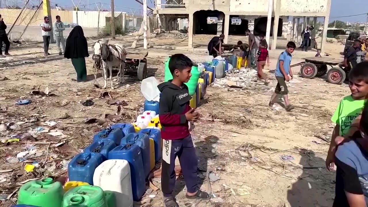 'There's not enough' - Gazans queue for clean water