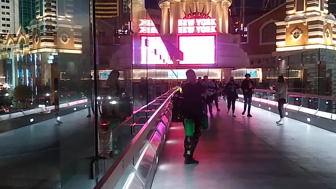 LAS VEGAS STRIP - CHRISTMAS NIGHT STREET PERFORMER, VIOLINIST -