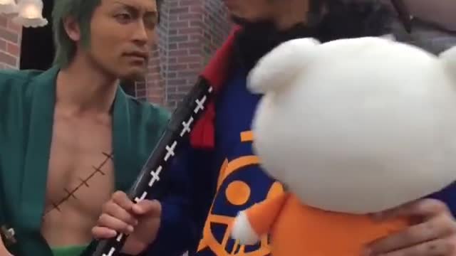 【UNIVERSAL STUDIOS JAPAN】Trafalgar Law's actor can't hold laugh | Sanji Pirate's Restaurant, USJ