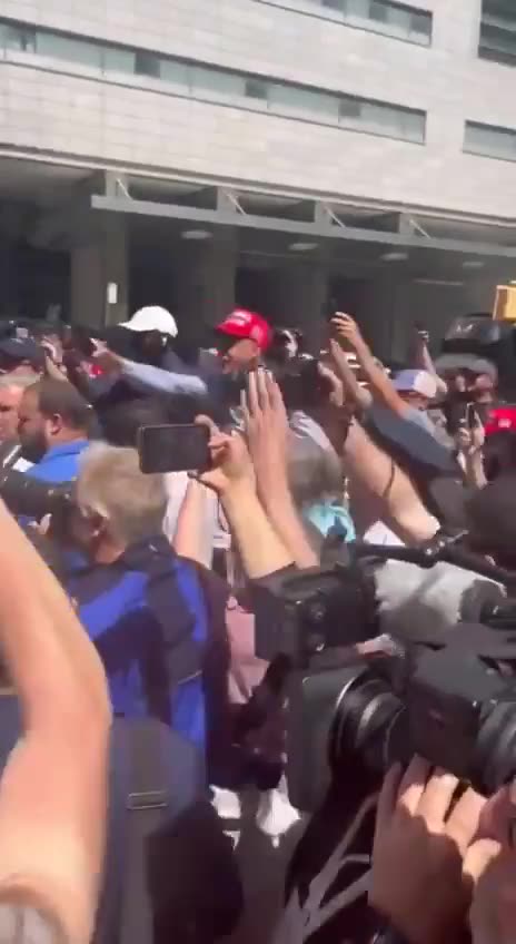 Robert DeNiro - He's A Very Scared Man!