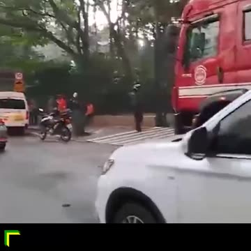 Árvore cai no portão do prédio de Alexandre de Moraes em São Paulo