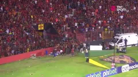 CENAS LAMENTÁVEIS! TORCIDA DO SPORT INVADE O CAMPO APÓS PROVOCAÇÃO DO VASCO E JOGO ACABA MAIS CEDO!