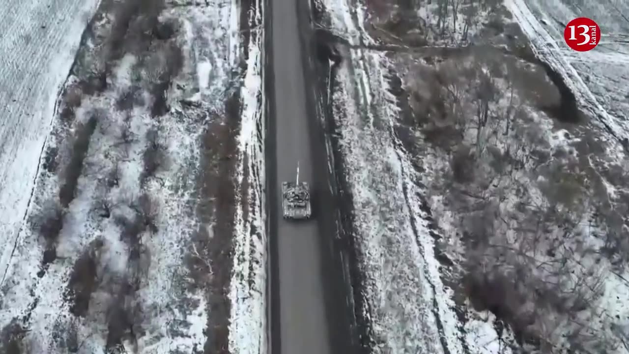 Ukrainian tank opens fire at Russian group hiding in forest - they sought to hit the tank