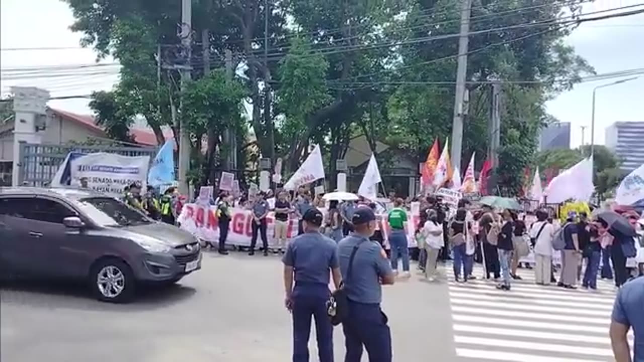 NAKU PO!! KILALANG VLOGGER? SI BISDAK PILIPINAS? HINAMON ANG KOMUNISTA? SA HARAP NG SENATE HEARING??