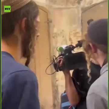 🇷🇺🇮🇱 A group of extremist settlеrs obstructs the work of RT’s team in the old city of Jerusalem
