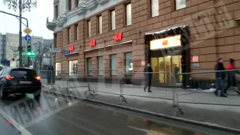 There are OMON and national gaurd vehicle in Moscow but there are no protestors