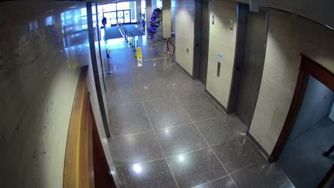 8003FCOB01ElevatorLobby_2021-01-06_11h00min00s857ms.mp4