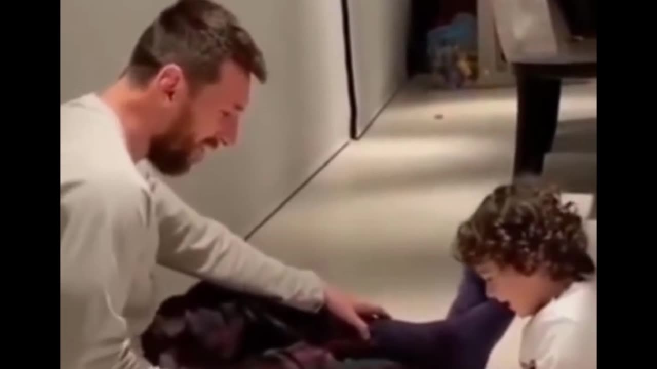 Messi plays bottle flip with his son