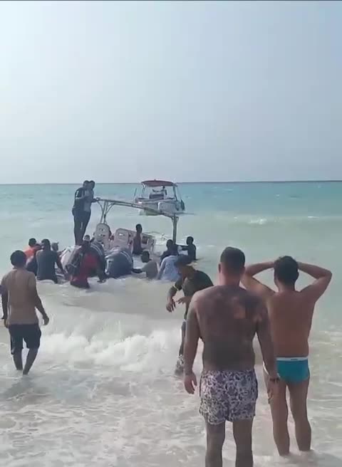¡Qué susto! Se volcó lancha con pasajeros en playa de Cartagena