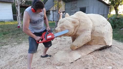 REAL SIZE WOODEN BEAR, amazing chainsaw wood carving