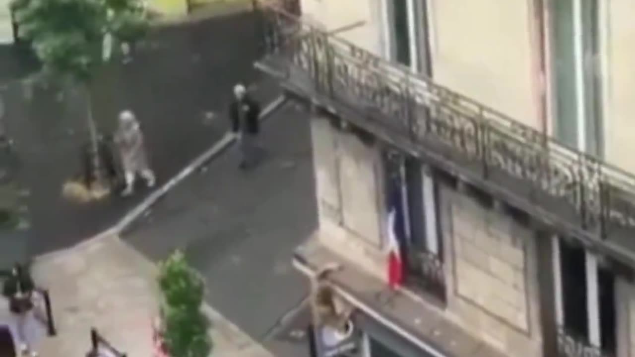 Islamists and Antifa in France storm with stones for a house in Nantes because