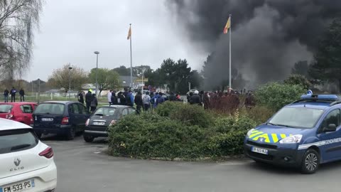 The fishermen, returning from the demonstration in Brest, lit a fire at the roundabout of Kermaria..