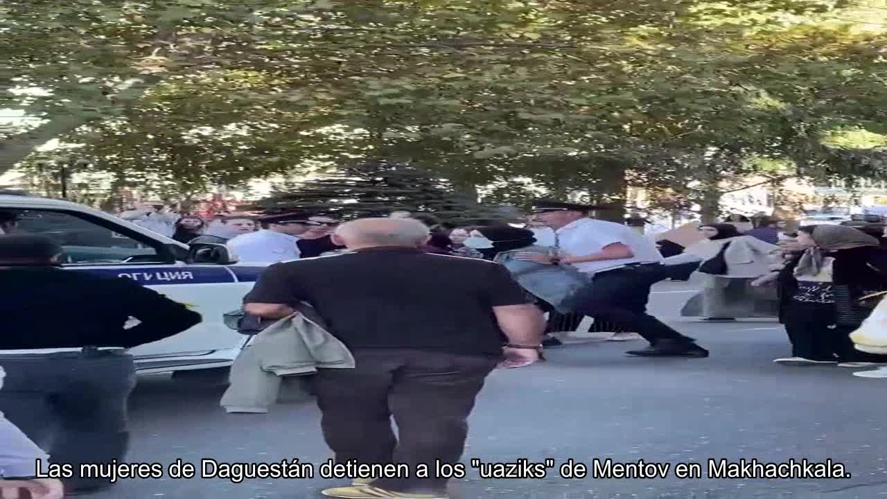 Las mujeres de Daguestán cantan mintovski "UAZ" en Makhachkala.