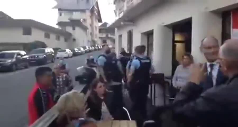 French restaurants send French Police away for checking vax-passports