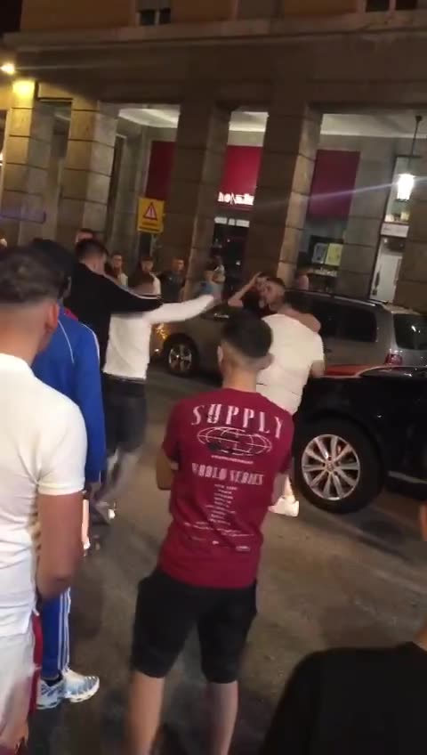 Nuovo stile di vita della Baldracchi.Lottano per il controllo di questo 🖕🏳️‍🌈